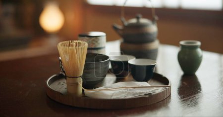 Téléchargez les photos : Tasse à thé, cérémonie et tradition japonaise avec matcha et bière verte pour la guérison et la pratique de la désintoxication. Temae, pot et couper pour une boisson chaude indigène, nutrition et bien-être dans une maison avec des herbes saines. - en image libre de droit
