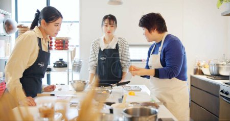 Téléchargez les photos : Japon, chef et cuisine en cuisine avec enseignement de la recette, cuisine japonaise et repas sains au restaurant. Personnes, femmes et déjeuner traditionnel avec apprentissage ou instruction pour le dîner et la culture. - en image libre de droit