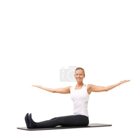 Téléchargez les photos : Yoga, bien-être et portrait de femme en studio pour l'étirement, l'exercice et la santé. Entraînement, fitness et auto-soin avec une femme sur le sol de fond blanc pour pilates, corps et espace de maquette. - en image libre de droit