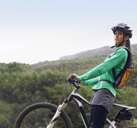 Foto de Mujer, bicicleta de montaña y pensamiento en la naturaleza, fitness y casco para la seguridad, aventura y simulacro de espacio. Chica, bicicleta y feliz para el entrenamiento, carrera y desafío al aire libre en el campo en Ciudad del Cabo. - Imagen libre de derechos