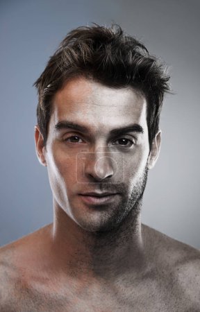 Foto de Hombre, afeitado y media cara de barba para la mejora de la depilación en estudio para el bienestar, comparación o fondo gris. Hombre, retrato y confianza en la limpieza, transformación o maqueta. - Imagen libre de derechos