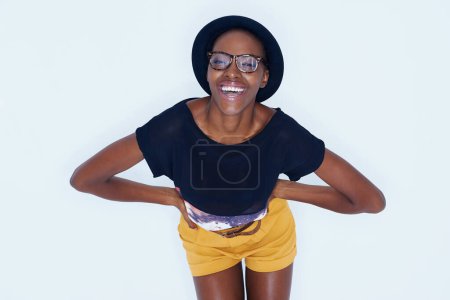 Foto de Moda, risa y retrato de mujer negra sobre un fondo blanco en ropa de moda, elegante e informal. Confianza, estilo hipster y persona aislada con sonrisa, gafas y felicidad en estudio. - Imagen libre de derechos