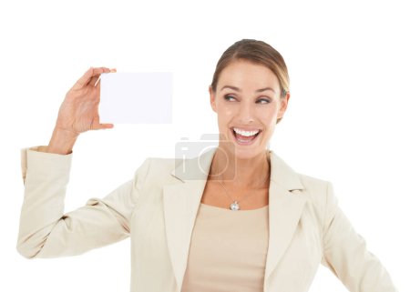 Foto de Mockup, retrato o mujer feliz con tarjeta de visita para una oferta de venta, promoción o logotipo de publicidad. Sonrisa, tablón de anuncios llano o señora con espacio de señalización en blanco en el estudio sobre fondo blanco. - Imagen libre de derechos