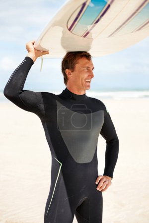 Téléchargez les photos : Surfeur, homme avec planche de surf et vue sur la plage pour les vagues, l'océan et les voyages, les sports extrêmes et l'athlète heureux en plein air. Fitness, bien-être et été dans la nature pour surfer sur une île tropicale en Australie. - en image libre de droit
