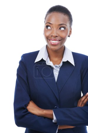 Foto de Africana, mujer feliz y pensando en los negocios con los brazos cruzados y abogado en fondo blanco de maqueta. Legal, solución y sonrisa de abogado para información a preguntas frecuentes y las ideas para la ley en el estudio. - Imagen libre de derechos