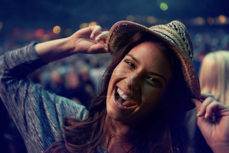 Téléchargez les photos : Femme heureuse, portrait et visage à la fête du festival de musique, événement ou concert DJ pour la nuit en plein air. Femme excitée sourire dans la foule du soir ou le public au carnaval, spectacle ou fête d'été à l'extérieur. - en image libre de droit