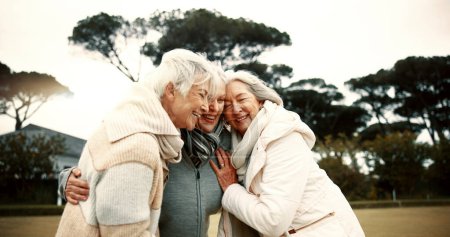 Téléchargez les photos : Parler, rire et des amies âgées en plein air dans un parc ensemble pour créer des liens pendant la retraite. Heureux, souriant et drôle avec un groupe de personnes âgées étreignant dans un jardin pour l'humour ou le plaisir. - en image libre de droit