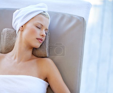 Téléchargez les photos : Jeune femme, détendez-vous et reposez-vous dans un spa pour la santé, le bien-être et la paix. Personne, dormir et zen sur lit de massage pour la thérapie physique, la désintoxication et le confort à l'hôtel en vacances. - en image libre de droit