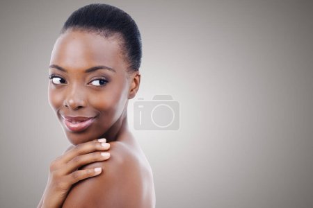Téléchargez les photos : Soins de la peau, maquettes et visage de femme noire en studio avec sourire, maquillage naturel et éclat sain. Cosmétiques, dermatologie et modèle beauté sur fond gris pour le bonheur, la brillance ou le bien-être - en image libre de droit