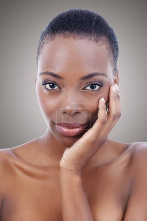 Téléchargez les photos : Beauté, portrait et femme noire avec soins de la peau et dermatologie sur fond gris studio ou salon. Maquillage africain, modèle et naturel avec un éclat sain sur la peau de l'auto-soin, des cosmétiques ou du visage. - en image libre de droit