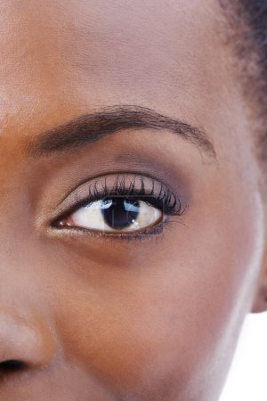 Téléchargez les photos : La moitié, les yeux et le visage de la femme noire gros plan avec la vision et la mise au point pour le test ou l'examen d'optométrie. Vision, portrait et modèle africain avec lentilles de contact optiques, soins de santé et perception ophtalmologique. - en image libre de droit