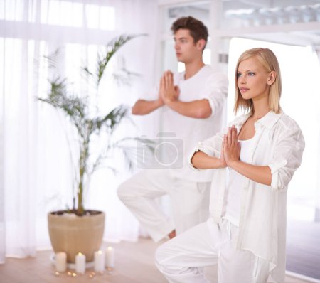 Téléchargez les photos : Yoga, équilibre et couple avec les mains dans la prière pour le bien-être, la pleine conscience et la formation à la maison. Santé mentale, paix et homme et femme pour l'entraînement, la guérison holistique et l'énergie zen dans le salon. - en image libre de droit
