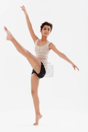 Foto de Danza, ballet y retrato de chica en estudio para performance, fitness y entrenamiento para teatro. Bailarina, joven bailarina y persona aislada para el equilibrio, la rutina y la práctica sobre fondo blanco. - Imagen libre de derechos