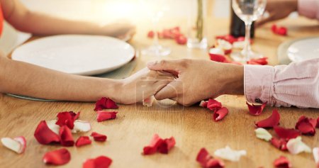 Téléchargez les photos : Couple, roses et tenir la main sur la date du dîner, anniversaire ou Saint-Valentin dîner à table à la maison. Gros plan de l'homme et de la femme dans la célébration ou le soin de lune de miel romantique, embrasser ou l'amour à la maison. - en image libre de droit