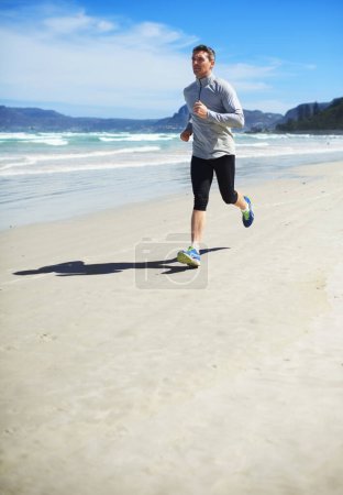 Foto de Fitness, maduro u hombre en la playa corriendo para hacer ejercicio, entrenamiento o entrenamiento al aire libre en el mar. Persona deportiva, corredor rápido o atleta saludable en la naturaleza para resistencia cardiovascular, bienestar o desafío en la arena. - Imagen libre de derechos