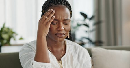 Téléchargez les photos : Mal de tête, stress et jeune femme noire dans le salon de son appartement moderne le week-end. Burnout, santé mentale et maladie Femme africaine migraine pour maladie dans le salon à la maison - en image libre de droit