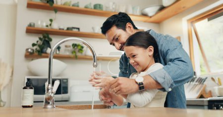 Téléchargez les photos : Fille se laver les mains avec son père dans la cuisine pour l'hygiène, la santé et le bien-être à la maison. Enfant apprenant à nettoyer sa peau avec du savon et de l'eau pour prévenir les germes, la saleté ou les bactéries - en image libre de droit