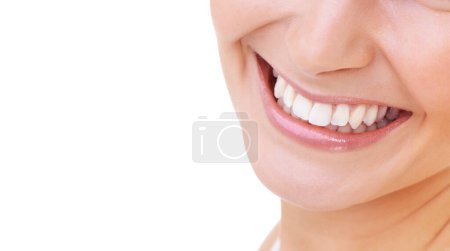 Téléchargez les photos : Bouche, dents et sourire pour l'hygiène dentaire ou les soins buccodentaires en studio isolé sur fond blanc avec espace. Dentiste, bien-être et blanchiment avec une personne heureuse sur maquette pour prévenir la gingivite ou la pourriture. - en image libre de droit
