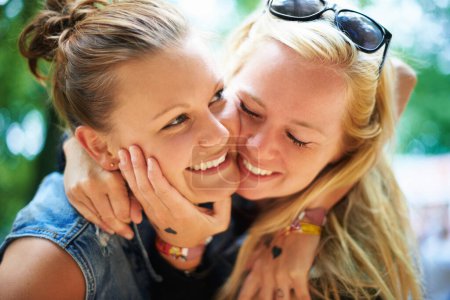 Téléchargez les photos : Couple lesbien, sourire et les femmes au festival de musique en plein air, coller et s'amuser ensemble à l'événement d'été. Amour, lgbtq et filles heureuses à la fête pour la célébration, la connexion et la relation dans la nature. - en image libre de droit