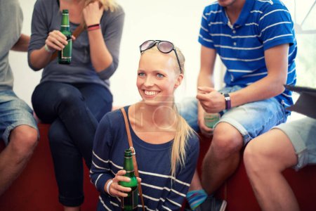 Téléchargez les photos : Sourire, bière et femme avec un groupe d'amis pour la fête, la célébration ou l'aventure heureuse ensemble. Sourire, boissons et fille en vacances événement, se détendre et coller avec de l'alcool au festival de vacances à Munich - en image libre de droit