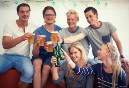 Téléchargez les photos : Portrait, bière et groupe d'amis applaudissent pour la fête, la célébration ou l'aventure heureuse ensemble. Sourire, boissons et toasts, hommes et femmes en vacances, se détendre et se lier avec de l'alcool lors d'un événement de vacances - en image libre de droit