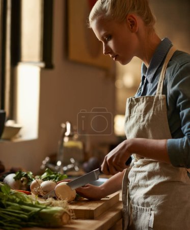 Téléchargez les photos : Cuisiner, couper les femmes et les légumes avec un couteau dans une maison avec l'alimentation, la nutrition et des aliments sains. Cuisine, verte et heureuse de déjeuner bio et végétalien avec champignons et planche de bois avec bien-être. - en image libre de droit