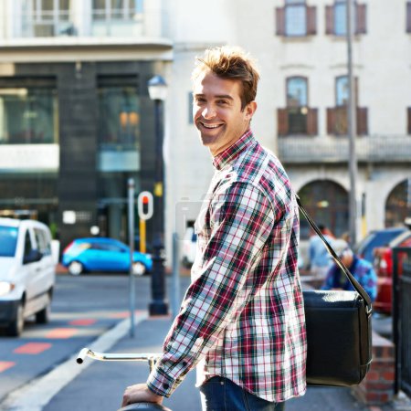 Téléchargez les photos : Portrait, homme heureux et pousser le vélo dans la rue pour voyager sur le transport respectueux de l'environnement en plein air, de trajet ou à pied. Vélo, personne et vélo dans la ville urbaine, la ville et la route pour voyager sur le trottoir au Canada. - en image libre de droit