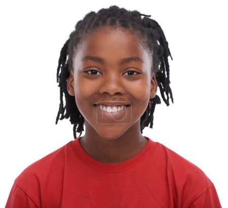Téléchargez les photos : Portrait, jeunesse et sourire avec garçon noir enfant en studio isolé sur fond blanc pour la croissance ou le développement. Visage, enfants et heureux, cool ou confiant enfant africain en rouge pour le progrès de l'enfance. - en image libre de droit