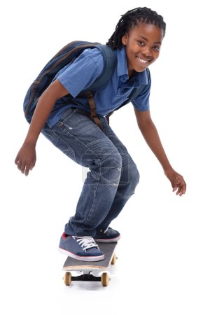 Téléchargez les photos : Skateboard, étudiant ou portrait de gamin africain en studio avec sourire, habileté ou astuce avec sac ou style cool. Skater, performance ou skateboard enfant heureux avec de l'énergie isolée sur fond blanc. - en image libre de droit