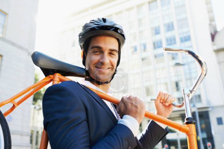Foto de Mañana, traslado y retrato de hombre de negocios con bicicleta para el transporte verde y sostenible. Ciclista, sonríe y pedalea por huella de carbono en Nueva York por calle urbana con ciclismo emprendedor. - Imagen libre de derechos