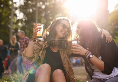Téléchargez les photos : Bières, rires et amies dans la nature avec le public ou la foule à l'événement, au festival ou à la fête. Sourire, drôles et jeunes gens s'amusant dans les bois de la forêt pour le rassemblement social et la célébration. - en image libre de droit