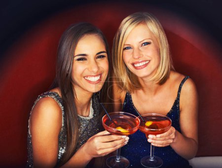 Téléchargez les photos : Sourire, cocktails et portrait de femmes lors d'un événement pour une fête, un lien ou un apéro ensemble. Joyeux, confiant et jeunes amies avec des boissons alcoolisées à la boîte de nuit pour la célébration et le plaisir - en image libre de droit