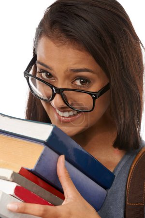 Téléchargez les photos : Étudiant, portrait et lunettes avec des livres comme nerd pour l'éducation en studio pour l'université, l'apprentissage ou l'avenir. Femme, visage et fond blanc avec des lunettes pour académie intelligente, lecture ou Inde. - en image libre de droit