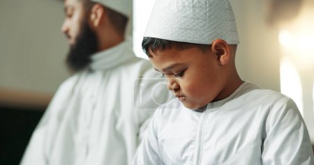 Téléchargez les photos : Musulman, priant et homme avec enfant dans la mosquée pour l'apprentissage, l'éducation religieuse et le culte ou la prière. Communauté islamique, religion, personne et enfant pour Ramadan Kareem, Aïd Moubarak et enseignement du Coran. - en image libre de droit
