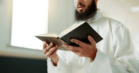 L'homme musulman, récitant et mosquée pour lire le Coran avec foi, idée ou culture pour le culte, la louange ou l'étude. La personne islamique, la religion et la paix dans le livre, la prière et la pensée pour la méditation en Palestine.