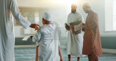 Téléchargez les photos : Musulman, enfant et hommes dans une mosquée pour la religion spirituelle ensemble comme une famille pour adorer Allah dans le Ramadan. Peuple islamique, arabe et saint avec enfant en paix ou dans le respect de la gratitude, de la confiance et de l'espoir. - en image libre de droit
