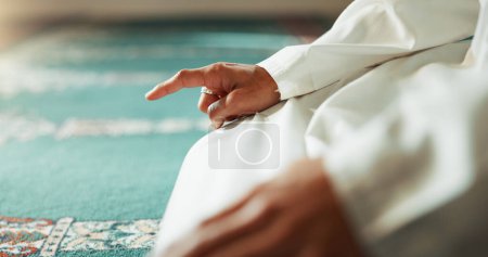 Foto de Islam, piso y primer plano de un dedo o persona que apunta a una mezquita para rezar, hajj o apoyo. Musulmán, esperanza y mano de un hombre por una oración, gesto o adoración por respeto, religión o confianza. - Imagen libre de derechos