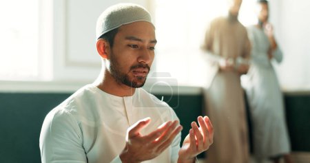 Téléchargez les photos : Islam, prière et l'homme dans la mosquée avec foi, pleine conscience et gratitude avec engagement à la foi. Culte, religion et personne musulmane dans la louange du temple saint, l'enseignement spirituel et l'apprentissage avec paix - en image libre de droit