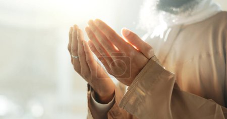 Foto de El Islam, la oración y las manos del hombre en la mezquita con amor, atención plena y gratitud en la fe por el Eid. Adoración, religión y persona musulmana en el templo santo alabanza, enseñanza espiritual y paz en ramadán - Imagen libre de derechos