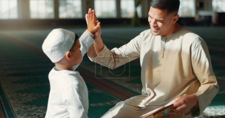 Téléchargez les photos : Musulman, cinq dans une mosquée et un père avec son fils pour étudier le Coran pour la foi, la croyance ou la religion ensemble. Famille, enfants et ramadan avec un homme enseignant à son fils le succès islamique. - en image libre de droit