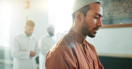 Téléchargez les photos : Musulman, priant et homme dans une mosquée pour la religion spirituelle ensemble comme un groupe pour adorer Allah dans le Ramadan. Peuple islamique, arabe et saint avec paix ou respect pour la gratitude, la confiance et l'espérance. - en image libre de droit