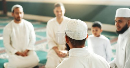 Téléchargez les photos : Islam, discussion et groupe d'hommes dans la mosquée avec enfant, pleine conscience et gratitude de la foi. Culte, religion et amour, personnes musulmanes ensemble dans le temple saint pour la louange et l'enseignement spirituel avec garçon - en image libre de droit
