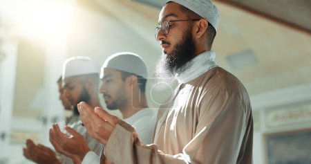 Téléchargez les photos : Islam, louange et groupe d'hommes dans la mosquée priant avec attention, gratitude et célébration de la foi. Culte, religion et peuple musulman réunis dans un saint temple pour l'enseignement spirituel et la paix - en image libre de droit