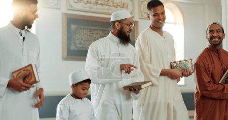 Foto de Islam, sonrisa y grupo de hombres en mezquita con niño, atención plena y gratitud en la fe. Adoración, religión y personas musulmanas juntas en el templo sagrado para la conversación, la enseñanza espiritual y la comunidad - Imagen libre de derechos