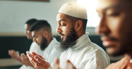 Foto de Musulmanes, orando y agrupándose en una Mezquita para la religión espiritual juntos como hombres para adorar a Allah en Ramadán. Personas islámicas, árabes y santas con paz o respeto por la gratitud, la confianza y la esperanza por el eid. - Imagen libre de derechos