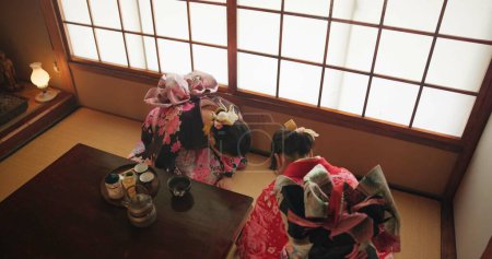 Téléchargez les photos : Cérémonie du thé, femmes japonaises et saluez avec hospitalité et respect pour la culture et le rituel antiques. Temae, calme et zen avec guérison, désintoxication et matcha boisson pour le patrimoine et la religion traditionnelle ci-dessus. - en image libre de droit