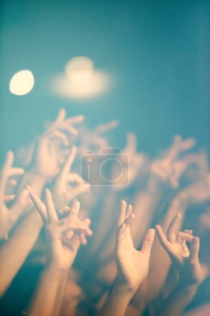 Téléchargez les photos : Concert rock, foule et personnes avec musique et mains avec musicien, excitation et fans. Groupe et crier avec le public, festival et fête avec célébration, divertissement ou social avec performance. - en image libre de droit