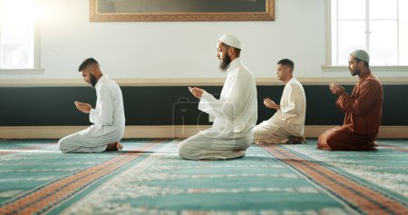 Foto de Hombres islámicos, orantes y santos en una mezquita para la religión espiritual juntos como un grupo para adorar a Allah en Ramadán. Musulmán, árabe y pueblo con paz o respeto por la gratitud, la confianza y la esperanza. - Imagen libre de derechos