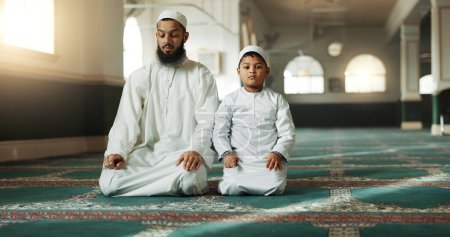 Téléchargez les photos : Musulman, priant et père avec enfant dans la mosquée pour la religion spirituelle ensemble ou enseigner à adorer Allah. Islamique, arabe et parent avec enfant pour la paix ou le respect comme gratitude, confiance et espoir. - en image libre de droit