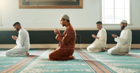 Foto de Hombres islámicos, orantes y santos en una mezquita para la religión espiritual juntos como un grupo para adorar a Allah en Ramadán. Musulmán, árabe y pueblo con paz o respeto por la gratitud, la confianza y la esperanza. - Imagen libre de derechos